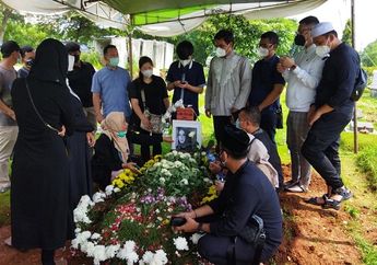 Bak Dewi Penolong Buat Umi Pipik Saat Tertimpa Musibah, Kondisi Liang Kubur Rina Gunawan Dibongkar Sosok Ini