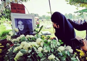 Sampai Bersujud di Makam Rina Gunawan, Umi Pipik Menangis Ungkap Pernah Dapat Bantuan Finansial Setelah Kepergian Uje, 'Teteh Bantu Semua'