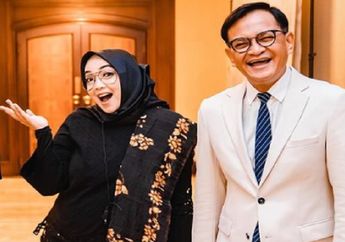 Seakan Tak Percaya Sudah Enam Hari Ditinggal sang Sahabat Berpulang, Hedi Yunus Ziarah ke Makam Rina Gunawan