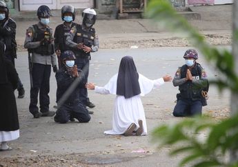 Aksi Heroik Suster Ann di Tengah Demo Myanmar, Pasang Badan Berlutut di Depan Petugas Militer Meski Dihujani Gas Air Mata: Anda Harus Langkahi Tubuh Saya!