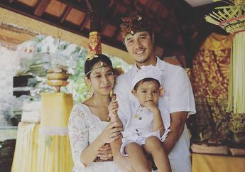 Dulu Waktu Kecil Kerja Keras Demi Jualan Togel, Kini Happy Salma Hidup Harmonis Usai Dinikahi Pria Berdarah Biru Asal Pulau Dewata, Penampilannya Pakai Pakaian Adat Bali Tuai Pujian!