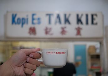 Sisik Melik di Balik Aksara Cina di Papan 'Kopi Es Tak Kie' Glodok