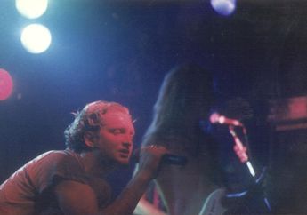 Ketika Legenda Grunge Nekat Ngelawan Rusuhnya Para Fans Metal, Lempar Barang ke Muka Fans, Ujung-ujungnya Malah Dapet Respect