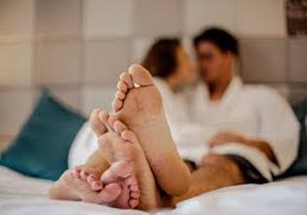 4 Posisi Bercinta Terbaik yang Bisa Kamu Lakukan di Ruang Tamu, Sensasinya Tak Terlupakan!