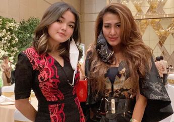 Kecenya 7 Gaya Kompak Anak Liza Natalia, Queennara Bareng Mama!