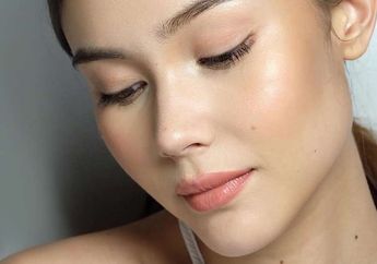 3 Cara Mencegah Jerawat saat Pakai Makeup. Biar Wajah Mulus Terus!