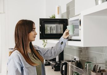 Coba Diamkan Campuran Air Hangat dengan Sabun Cuci Piring Saat Bersihkan Microwave, Jadi Baru Lagi!