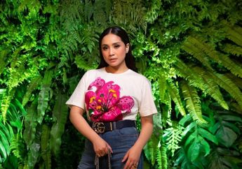 Cuek Pakai Celana Ripped Jeans dengan Kaus Mewah, Nagita Slavina Kejutkan Netizen dengan harga Aslinya: Masih Bisa Beli Alhamdulillah...
