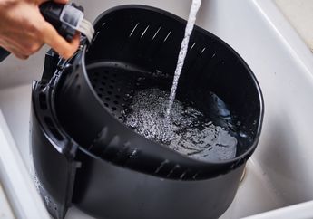 Cuma Tambahkan Bahan Dapur ini, Cara Membersihkan Air Fryer Bisa Lebih Mudah dan Wangi Kinclong Seperti Baru!