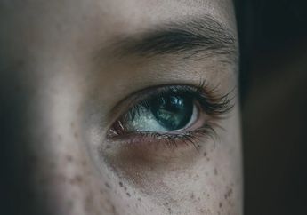 5 Arti Kedutan di Mata Kiri Bagian Atas, Benarkah Pertanda Baik?