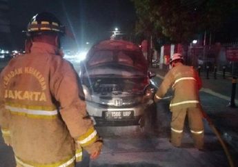 Honda Mobilio Terbakar di Matraman, Api Muncul dari Headlamp