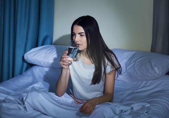 Ternyata Minum Air Putih Sebelum Tidur Justru Berikan 8 Kerugian Ini!