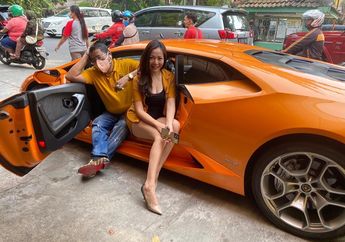 Biasanya Foto Bareng Cewek Cantik, Kini Hotman Paris Pasrah Dikelilingi Wanita Berseragam RS: Cincin Berlian Diganti Infus