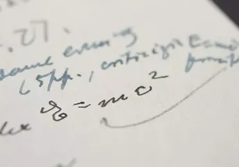 Surat Albert Einstein yang Berisi Rumus E=MC2 Dijual Rp17,2 Miliar