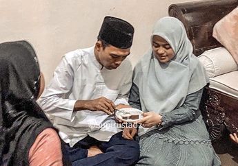 Terus Pamer Foto Mesra, Tangan Ustaz Abdul Somad ke Fatimah Az Zahra Jadi Sorotan