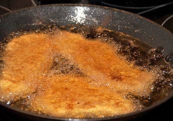 Tak Sengaja Masukan Gumpalan Nasi ke Dalam Minyak Goreng Bekas, Ibu Ini Kaget Saat Lihat Efeknya yang Luar Biasa