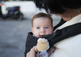 Mitos atau Fakta Terlalu Sering Menggendong Si Kecil Bisa Membuat Anak Lambat Berjalan? Begini Penjelasannya Menurut Beberapa Ahli