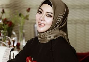 Cuek Bebek Masuk Restoran Mewah Pakai Kemeja Ala Kadarnya, Penampilan Syahrini yang Merakyat Banjir Pujian Netizen: Kalau yang Pakai Incess Tetap Kelihatan Mewah!