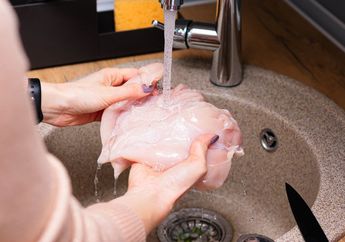 Emak-emak Bisa Nangis Karena Nyesel! Daging Ayam Ternyata Tak Boleh Dicairkan dengan Cara Ini, Jadi Kebiasaan 90% Ibu di Indonesia, Bahaya Banget