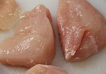 Selama Ini Salah Kaprah, Jangan Lagi Cuci Daging Ayam Sebelum Dimasak, Berikut Sederet Kesalahan Sebelum Mengolahnya yang Ternyata Bisa Ancam Jiwa Seisi Rumah!