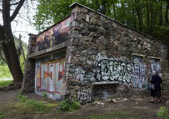 Dicuri, Batu Nisan Orang Yahudi yang Terbunuh Selama Holocaust Saat Perang Dunia II Ini Digunakan untuk Bangun Pembangkit Listrik di Lithuania, Duh!