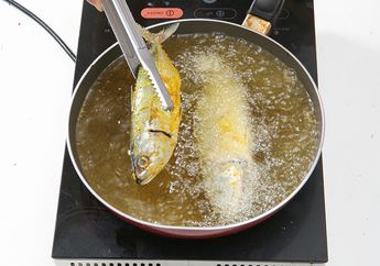 Tidak Sengaja Menaburkan Terigu ke dalam Minyak Saat Goreng Ikan, Ibu Rumah Tangga Ini Kaget Saat Alami Sendiri Perubahan Luar Biasa Ini!