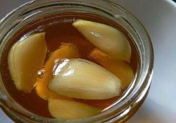 Tidak Sengaja Makan 3 Siung Bawang Putih yang Direndam Madu, Wanita ini Kaget Pada Perubahan Drastis Di Tubuhnya