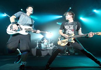 Upload Foto Bareng Travis Barker dan Mark Hoppus, Kode Tom DeLonge Bakal Balik ke Blink-182?