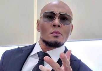 Mendadak Jadi Lapak Jualan, Deddy Corbuzier Geleng Kepala Menghadapi Tingkah Nyeleneh Para Rekan Saat Dirinya Terkena Somasi: Bukannya Kasihan