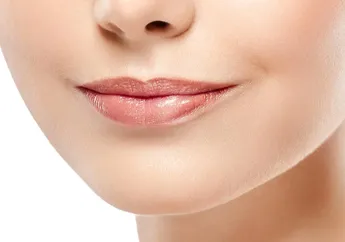 Punya Bentuk Bibir Kecil? Hindari Memakai 3 Warna Lipstik Ini!