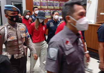 Foto Nia Ramadhani Pakai Baju Tahanan Beredar, Bong Sabu Istri Ardi Bakrie Punya Bentuk Khusus