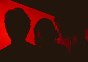 Puncak Rangkaian Kebisingan dari Enola Lewat EP 'Does Anyone Else'
