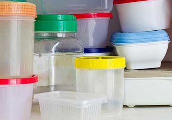 Jangan Buru-buru Beli Baru, Wadah dan Botol Plastik Menguning Bisa Kembali Kinclong Cuma Direndam Air dengan Tambahan Bahan Dapur Ini, Jadi Irit Uang deh!
