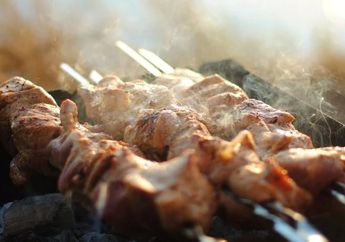 Dijamin Anti-gagal Momen Bakar-bakaran Malam Ini, Begini Triknya Agar Sate Tidak Lengket dan Gosong di Panggangan