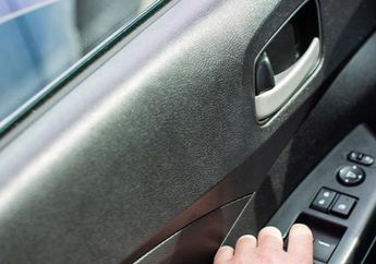 Masalah Kaca Mobil Seret Bisa Andelin Shampo Rambut, Begini Caranya