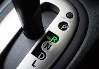 Mobil Matik Pindah Gigi Mundur Wajib Berhenti, Ahli Bongkar Faktanya