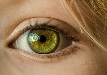 Tanda Menangis Bahagia? Inilah 5 Arti Kedutan di Mata Kanan Bawah