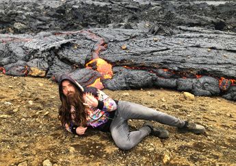 Turis Amerika Dikritik Karena Berswafoto di Tepian Lava Pijar Islandia