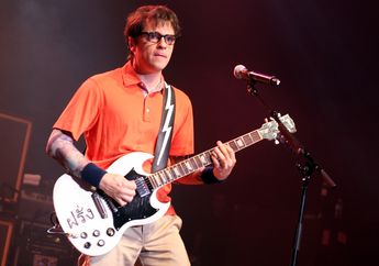 Tonton Video Vokalis Weezer Bawain Lagu ‘Sugar, We’re Going Down’ dari Fall Out Boy