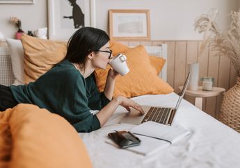 Hati-hati Bekerja Sambil Rebahan si Kasur, Dampaknya Enggak Main-main, Simak Posisi Terbaik Saat WFH