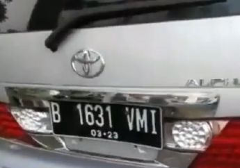 Toyota Alphard Seruduk Motor, Gegara Anak Supir Hilang Konsentrasi