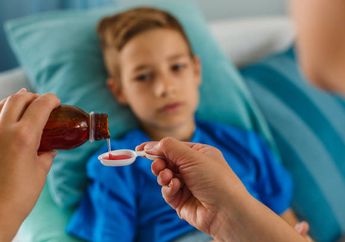 Bagaimana Cara Mengatasi Anak yang Rewel Saat Harus Minum Obat?