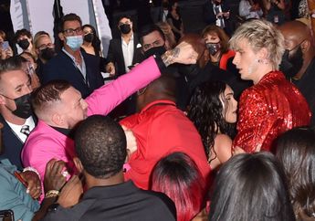 Conor McGregor Ketangkep Kamera Ribut Sama Machine Gun Kelly di MTV VMA, Ini Gara-Garanya?