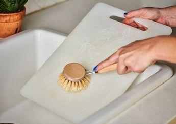 Keisengan Membawa Berkah! Cuma Ambil Sejumput Garam dan Baking Soda Lalu Tabur di Talenan, Ibu Rumah Tangga Ini Terkejut Melihat Hasilnya