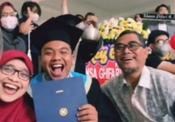Viral di Tiktok, Aksi Heboh Mahasiswa Rayakan Wisuda Online Secara Meriah hingga Ajak 17 Anggota Keluarganya, Wisudawan Ungkap Sosok Dalang di Baliknya