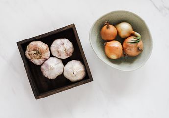 Emak-emak Senang Akhirnya Temukan Cara Mudah Supaya Tak Menangis Saat Memotong Bawang, Hanya dengan Menjulurkan Lidah