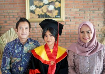 Raih IPK Tertinggi, Intip Penampilan Manis Anak Ikke Nurjanah, Siti Adira Kania Saat Wisuda Online!