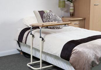 Kenali Meja Overbed, Solusi Bekerja di Atas Tempat Tidur