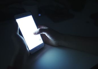 Hati-hati Bisa Kehilangan Penglihatan, Ini Alasan Jangan Gunakan Ponsel di Ruangan Gelap