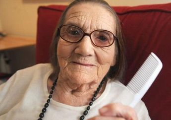 Saking Kagetnya! Tanpa Semir, Seorang Nenek-nenek Bocorkan Rahasia Rambut Hitam Gak Ada Uban, Modalnya Cuma Kelapa, Kok Bisa?